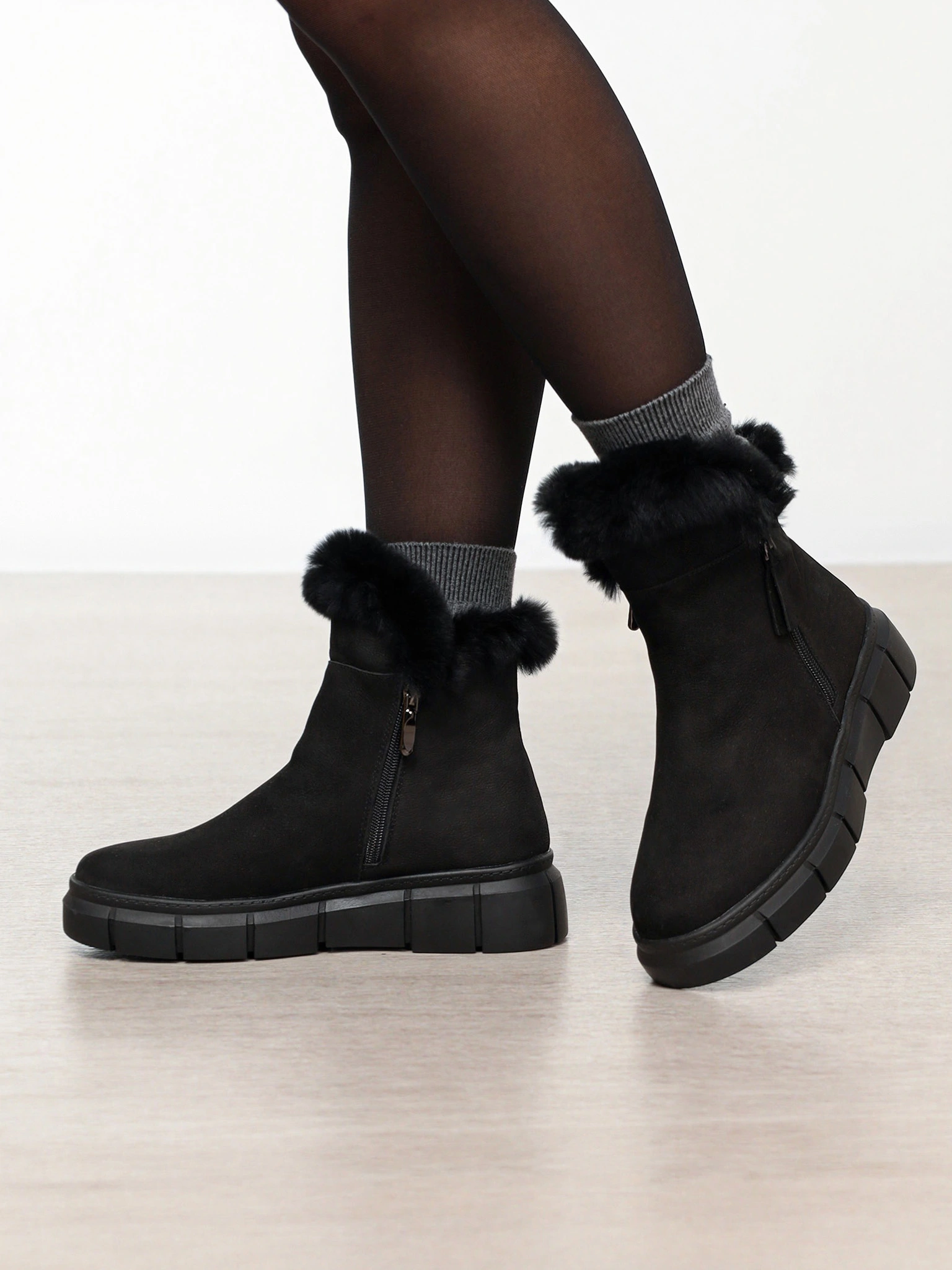 Ботинки черного цвета с оторочкой мехом на средней платформе